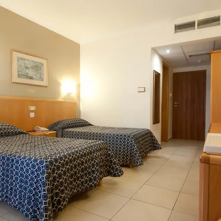 Qawra Palace & ホテル 4*