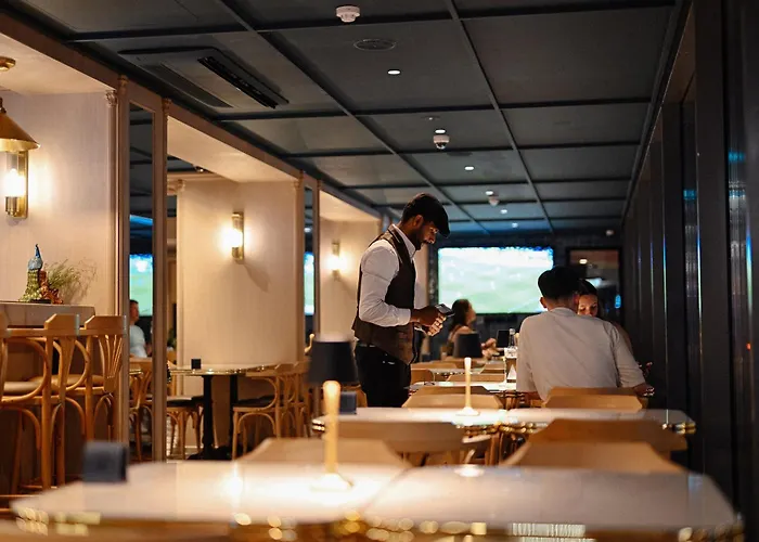 Qawra Palace & Отель