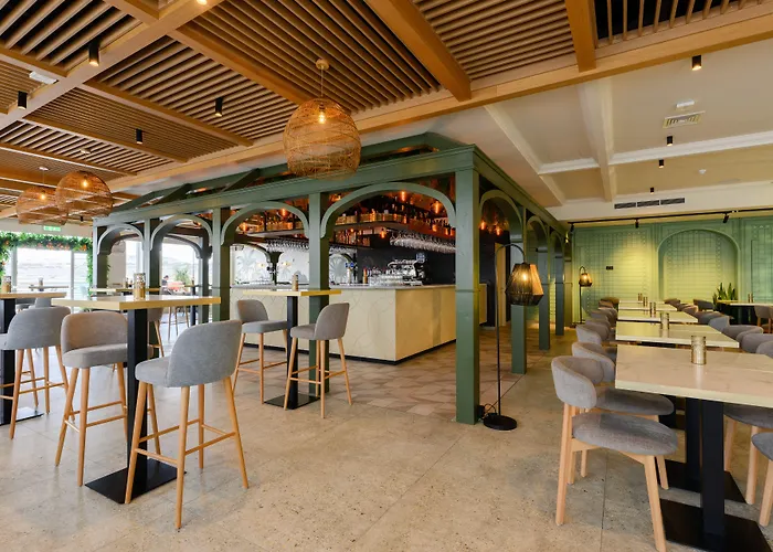 Qawra Palace & Отель