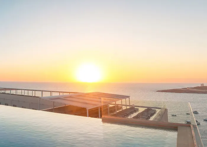 Qawra Palace & Отель